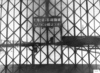Porte d'entrée du camp de concentration de Dachau avec l'inscription « Arbeit macht frei » (Le travail rend libre). (AIPN)