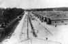 Camp de concentration de Dachau – vue générale des baraquements dans lesquels étaient logés les prisonniers, clôtures de fil barbelé sous haute tension, à côté des baraquements [avril 1945]. (AIPN)