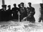 Fonctionnaires allemands lors d’une visite du camp de concentration de Dachau. Au premier plan, près de la maquette du camp – le SS-Standartenführer Dr Wilhelm Pfannenstiel [janvier 1941]. (AIPN)