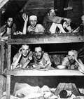 Camp de concentration de Buchenwald – anciens prisonniers sur les châlits du camp [avril 1945, après la libération du camp]. (AIPN)