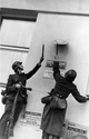 Soldats allemands enlevant l’emblème de la Pologne de l’un des bâtiments administratifs de Gdynia [septembre 1939]. (BArch)