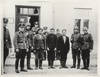 Fonctionnaires du groupe opérationnel de la police de sécurité allemande avec trois Polonais condamnés à la peine de mort par la cour martiale. Photo prise à Płońsk en septembre 1939. (AIPN)