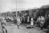 Juifs du ghetto de Varsovie sur l’Umschlagplatz en partance pour le camp d'extermination de Treblinka. (AIPN)