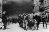 Juifs conduits hors de la ville par les Allemands lors de l'insurrection dans le ghetto de Varsovie [avril-mai 1943]. (AIPN)