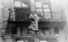 Soulèvement dans le ghetto de Varsovie – de nombreuses personnes sautaient par les fenêtres afin d'échapper à la mort par les flammes ou des mains des bourreaux. (AIPN)